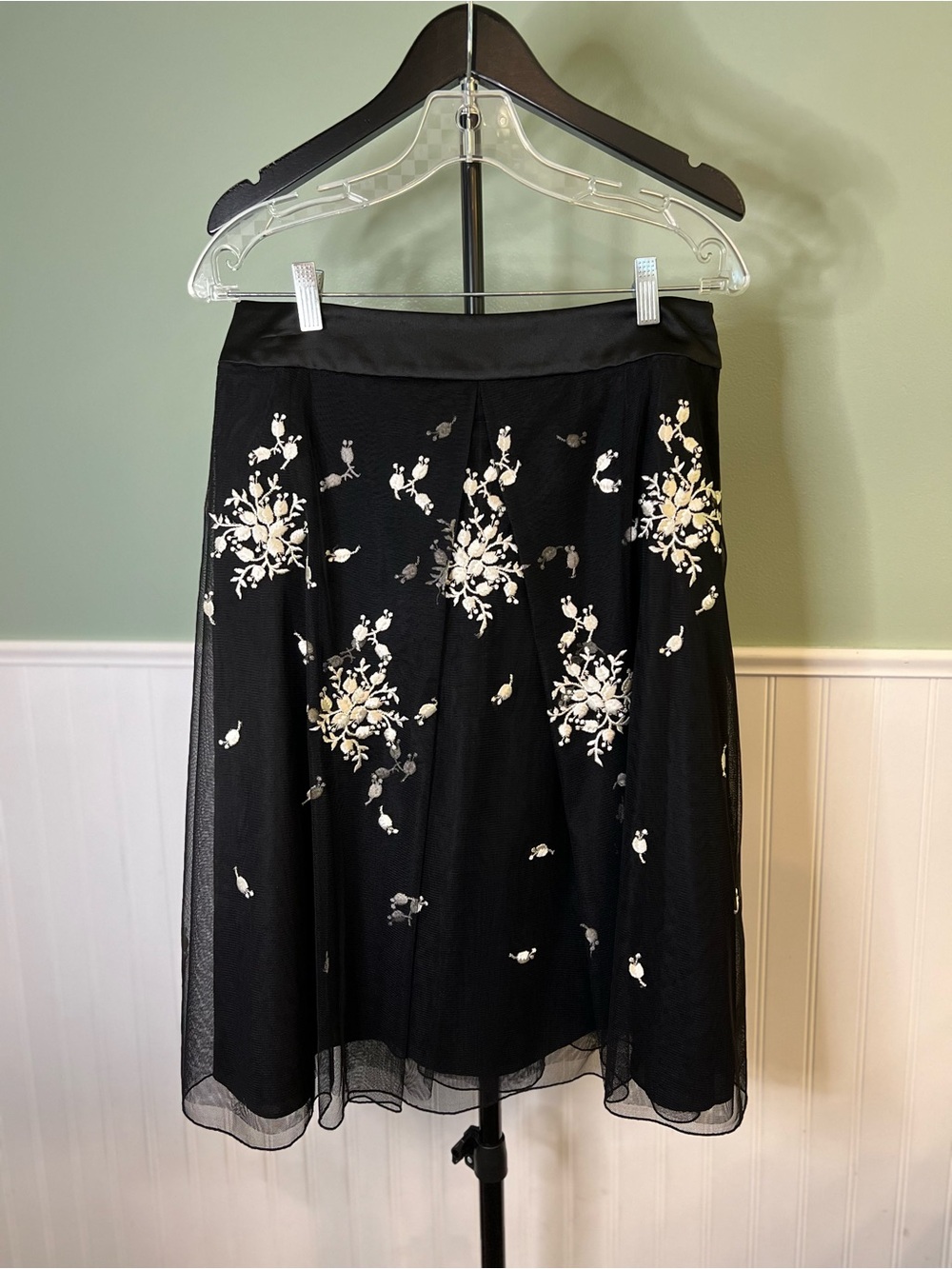 Like New- Ann Taylor Black A-Line Skirt with White Floral Embroidery. Size 4